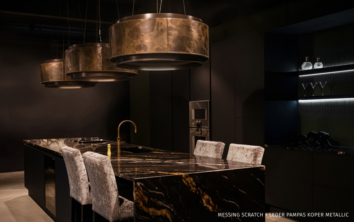 Moderne Wave afzuigkaplamp 2640 in een elegante keuken met marmeren aanrecht en stijlvolle stoelen