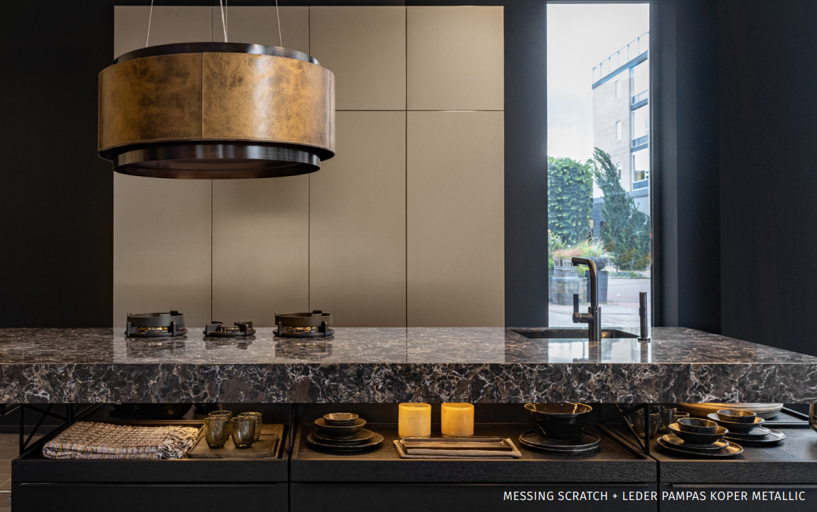 Moderne Wave afzuigkaplamp in een luxe keuken met marmeren blad en minimalistisch design