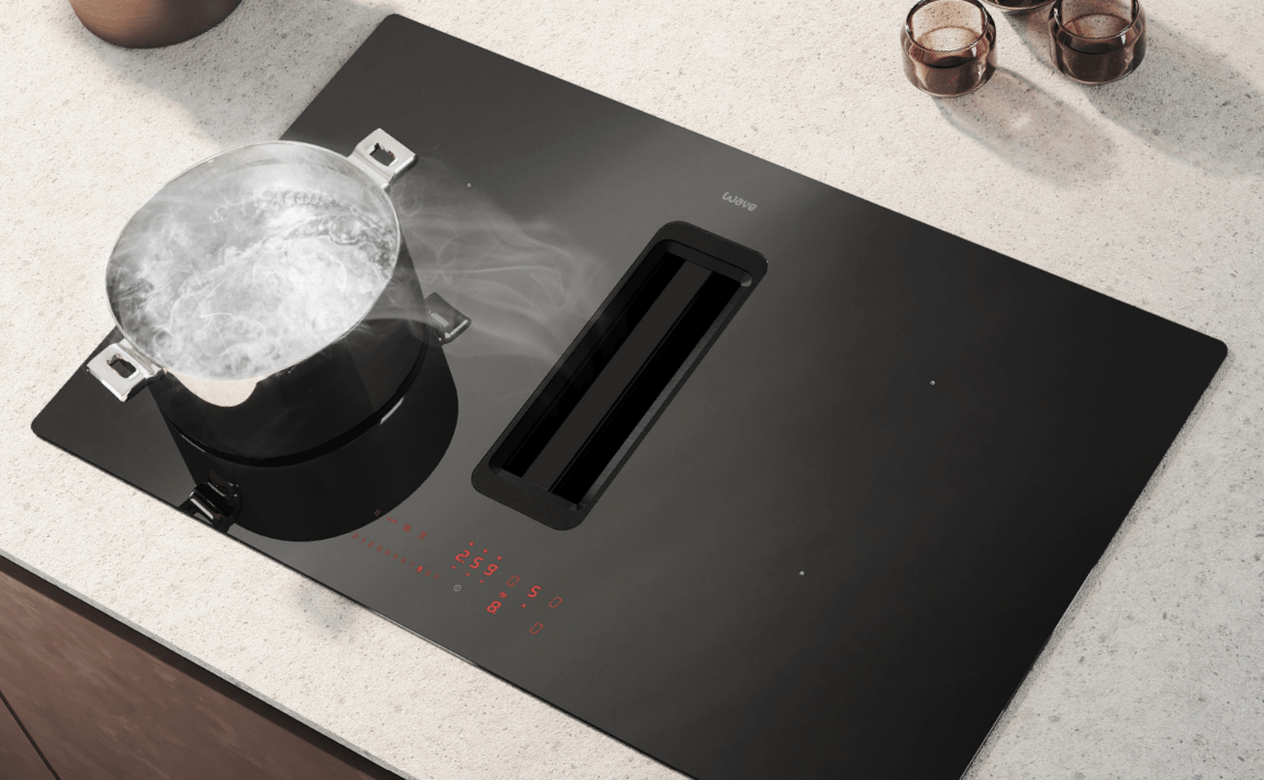 Wave afzuigkookplaat met geïntegreerde afzuiging en kookzone met kokende pan op een keukenblad