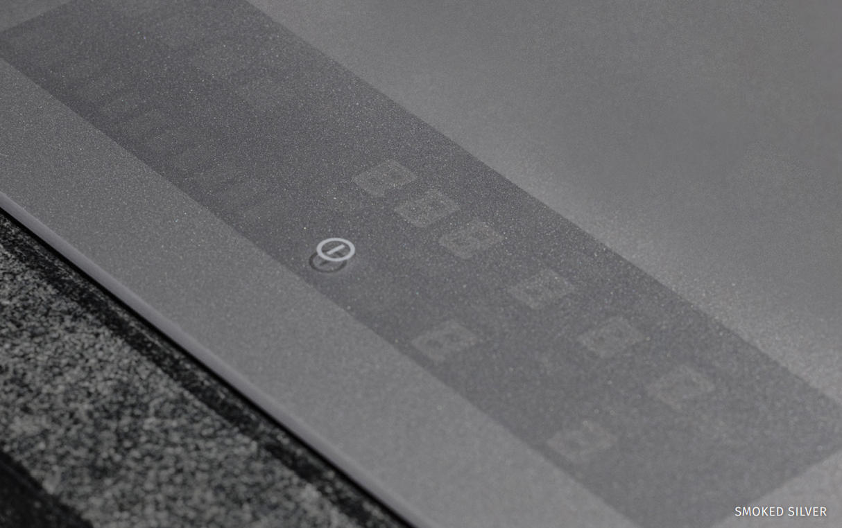 Inductiekookplaat Mosa Smoked Silver met een modern touchscreen en elegant design