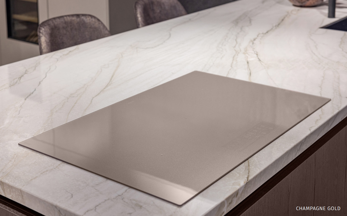 Inductiekookplaat Mosa Champagne Gold op een marmeren aanrecht voor moderne keukens