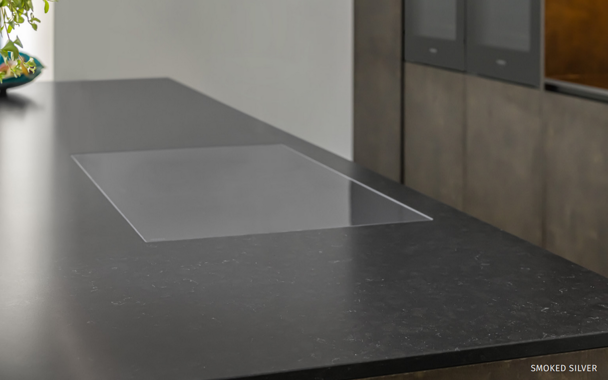 Inductiekookplaat Mosa smoked silver geïntegreerd in een modern zwart keukenblad