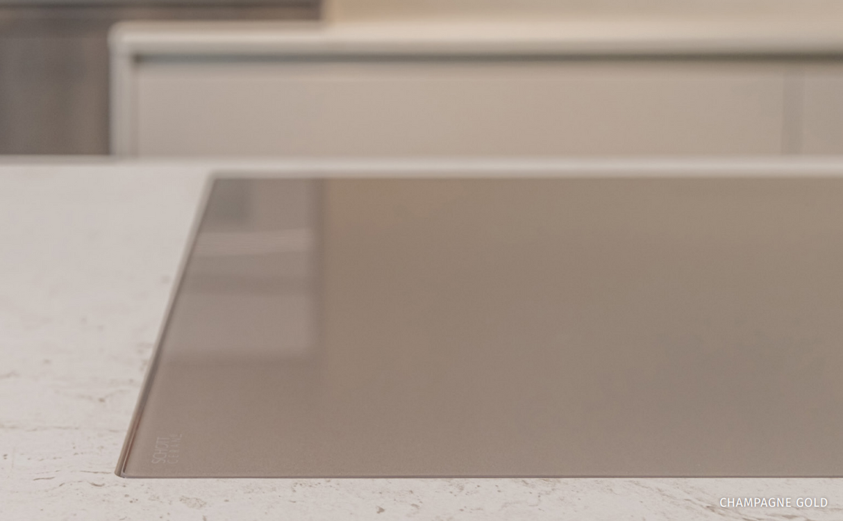 Inductiekookplaat Mosa Champagne Gold met een glad oppervlak op een marmeren aanrecht