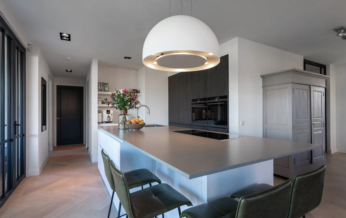 Wave 2176 SPHERE afzuiglamp 82 cm wit boven een kookeiland