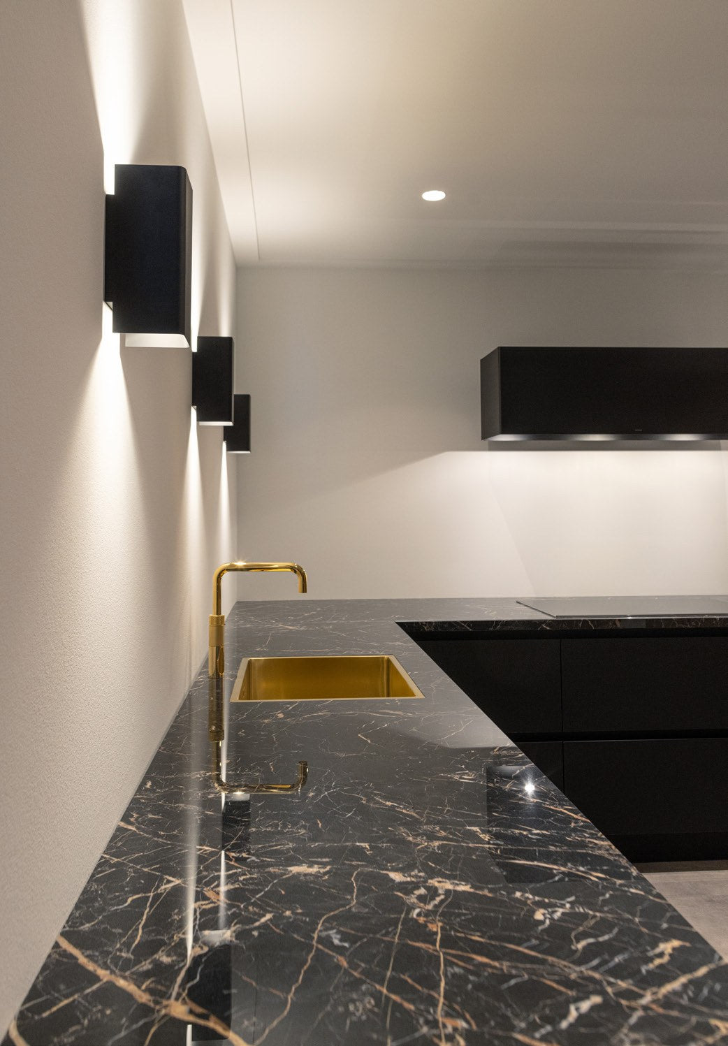 Wave 7611 MOODS wandlampen zwart in een keuken