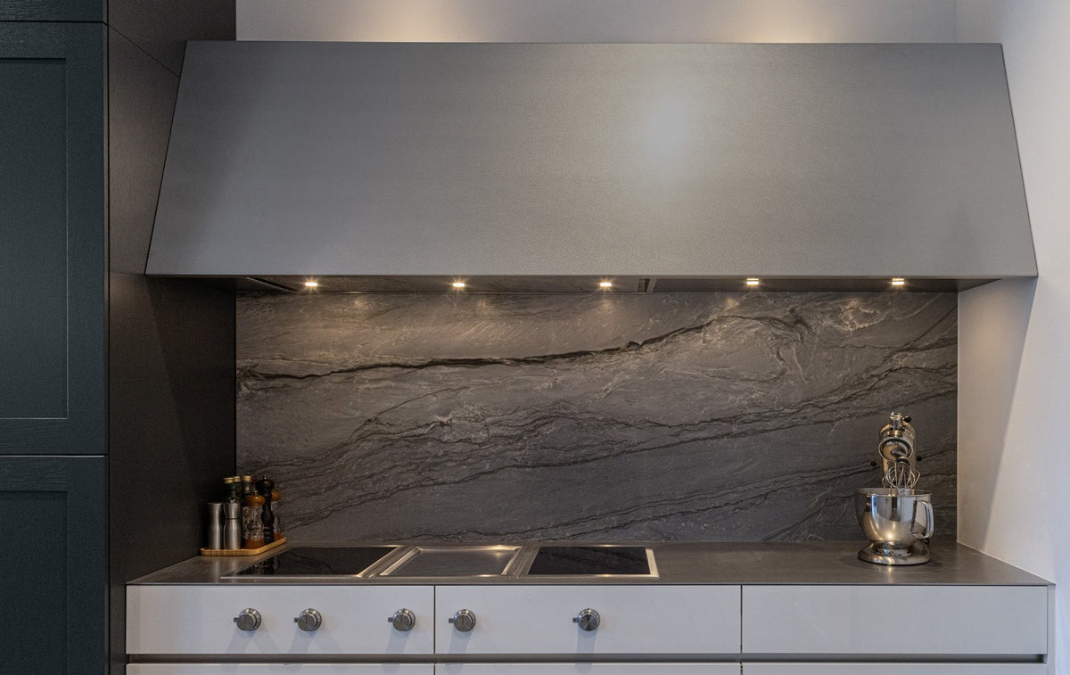 Wave 8663 STANDARD X plafondunit 120 x 50 cm ingebouwd in een schouw met LED-spots
