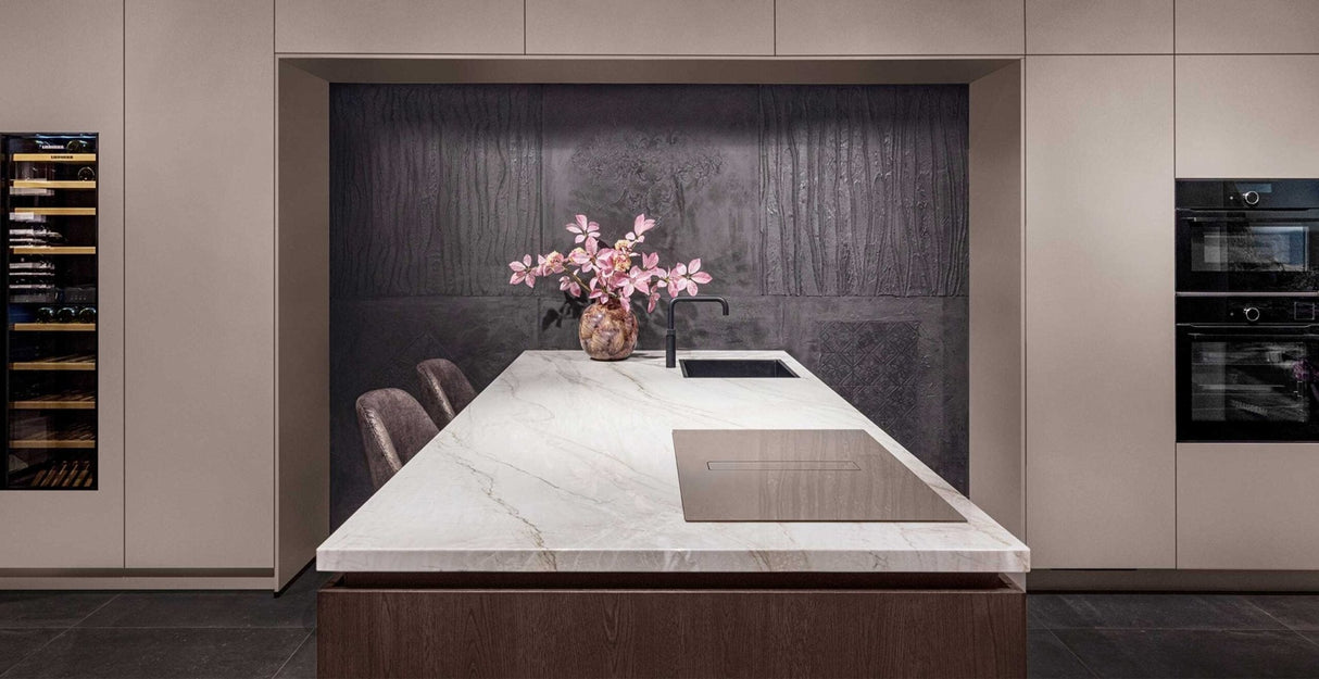 Wave Peyto 4114.02 Champagne Gold Keukenwerkblad met Elegante Afwerking en Bloemenvaas