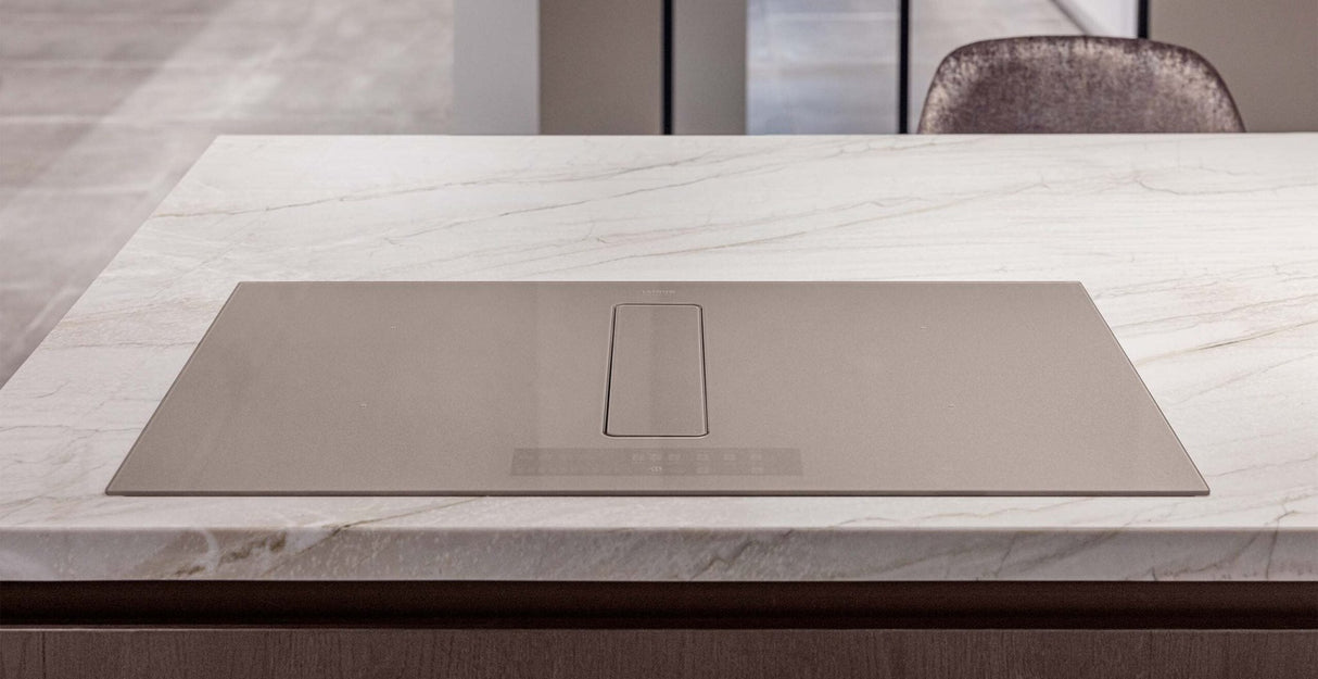 Wave Peyto 4114.02 Champagne Gold inbouwkookplaat op een marmeren keukenblad