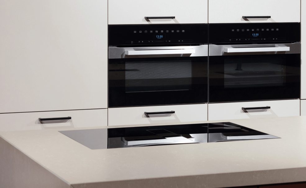 Wave Peyto 4114.02 Champagne Gold inbouwapparatuur met zwart glanzende afwerking in moderne keuken