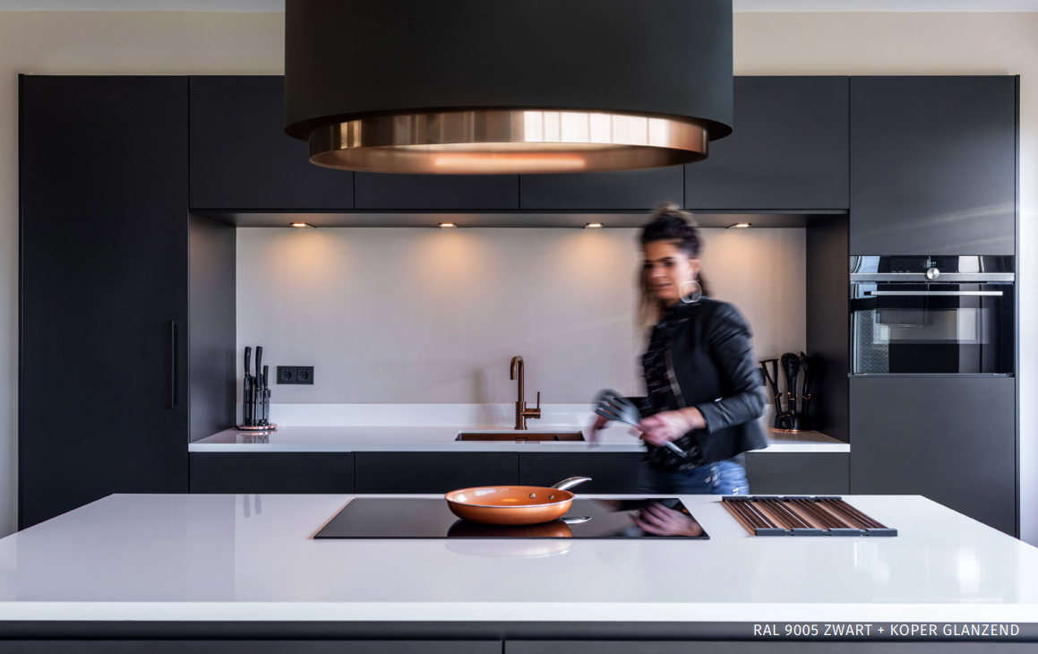 Wave 2630 CIRCO X eiland afzuigkap boven een kookeiland in een moderne donkere keuken