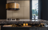 Moderne Wave afzuigkaplamp in een luxe keuken met marmeren blad en minimalistisch design