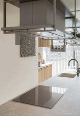 Moderne inductiekookplaat van Wave in de keuken met minimalistisch design en natuurlijk licht