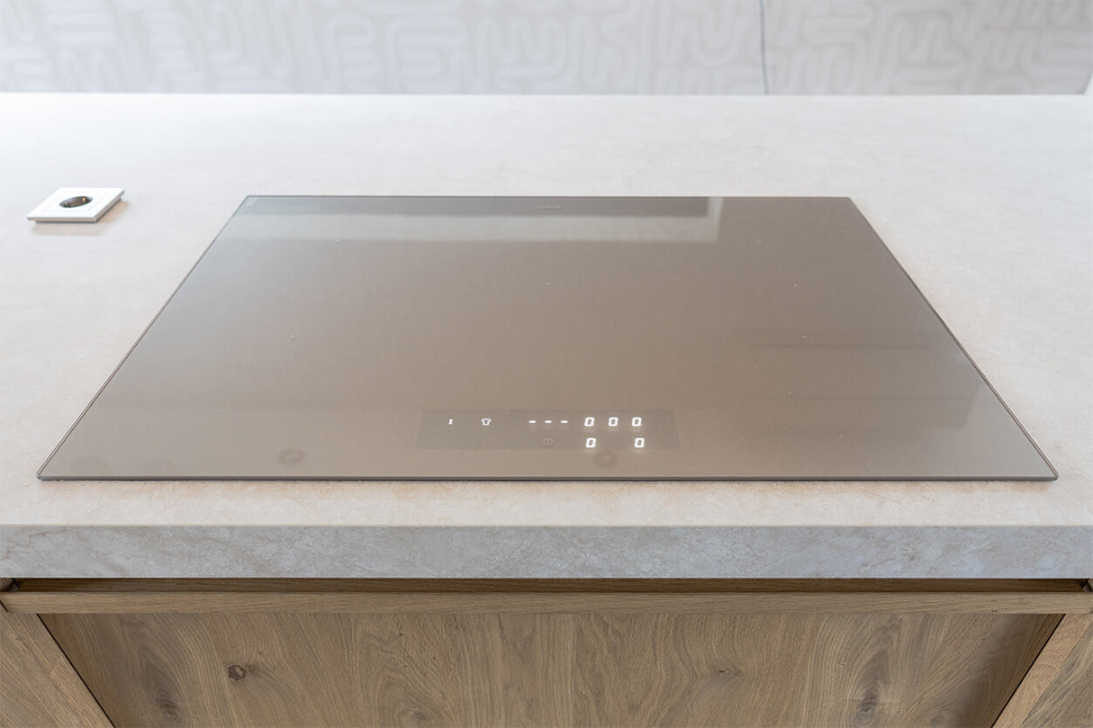 Moderne inductiekookplaat van Wave met een strak glazen ontwerp en gebruiksvriendelijke bedieningselementen