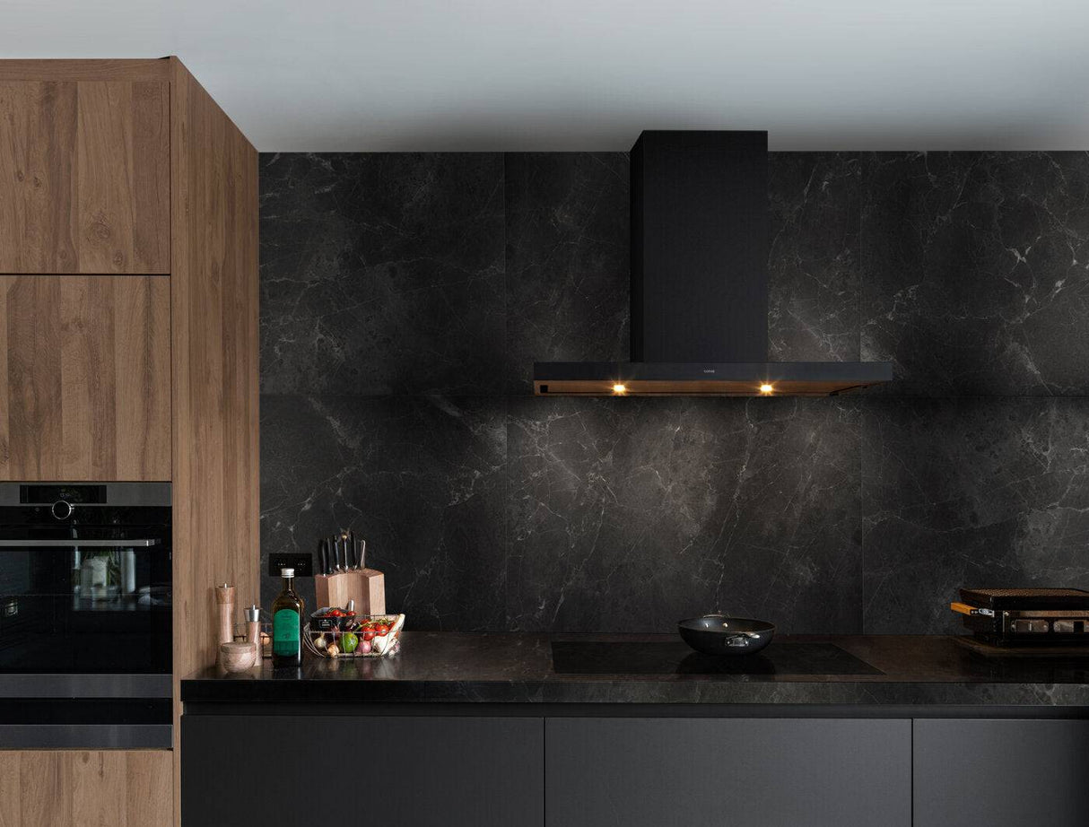 Moderne RVS wandafzuigkap 90 cm met verlichting in een stijlvol zwarte keuken