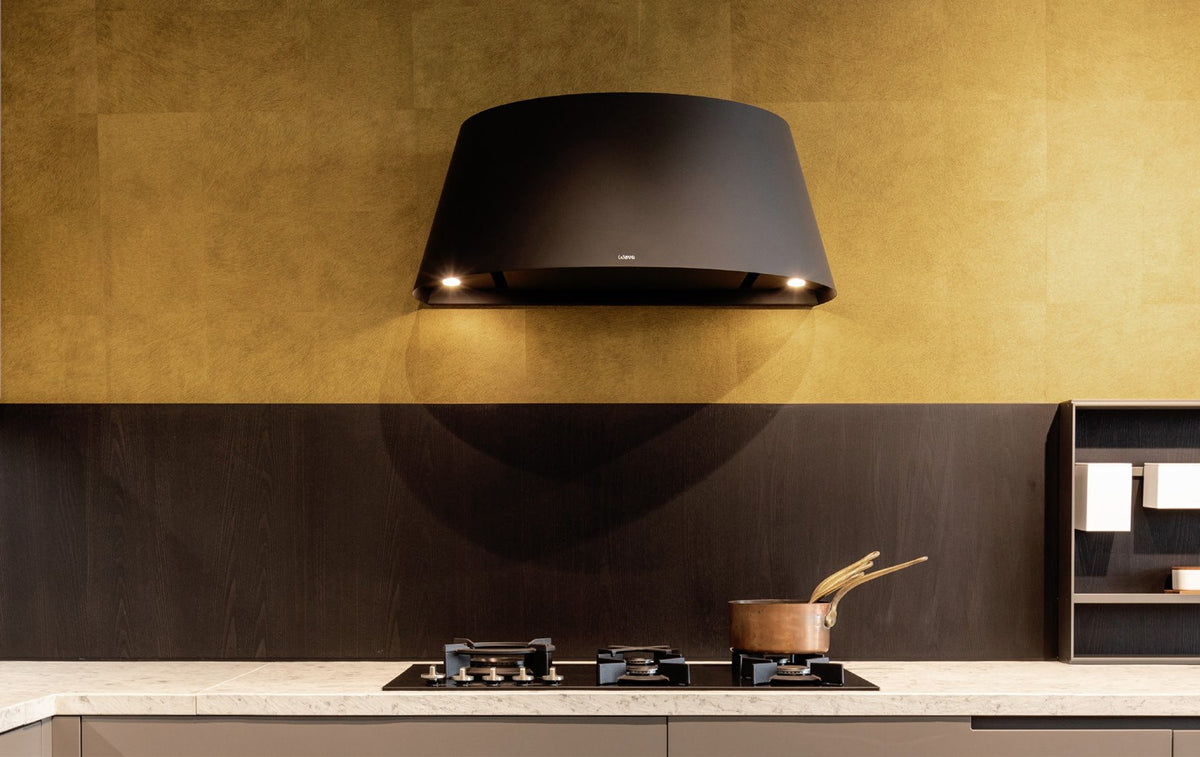 Wave 1627 TAPS wandafzuigkap 90 cm zwart tegen een gouden wand