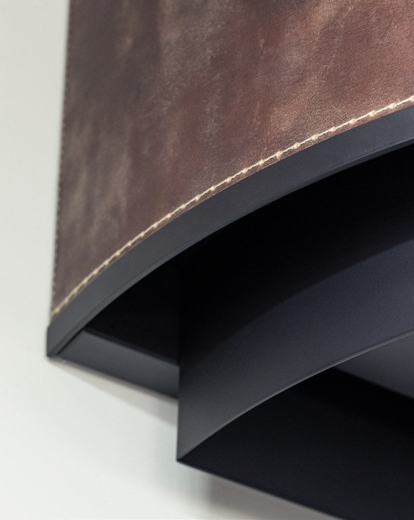 Detail lederen bekleding van de Wave 1640 GLOBAL wandafzuigkap