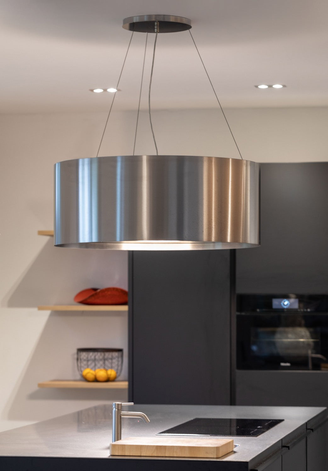 Wave 2620 CIRCO eiland afzuiglamp 90 cm in RVS boven een kookeiland