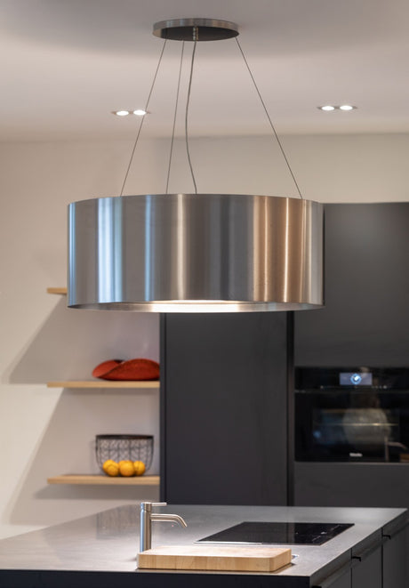Wave 2620 CIRCO eiland afzuiglamp 90 cm in RVS boven een kookeiland