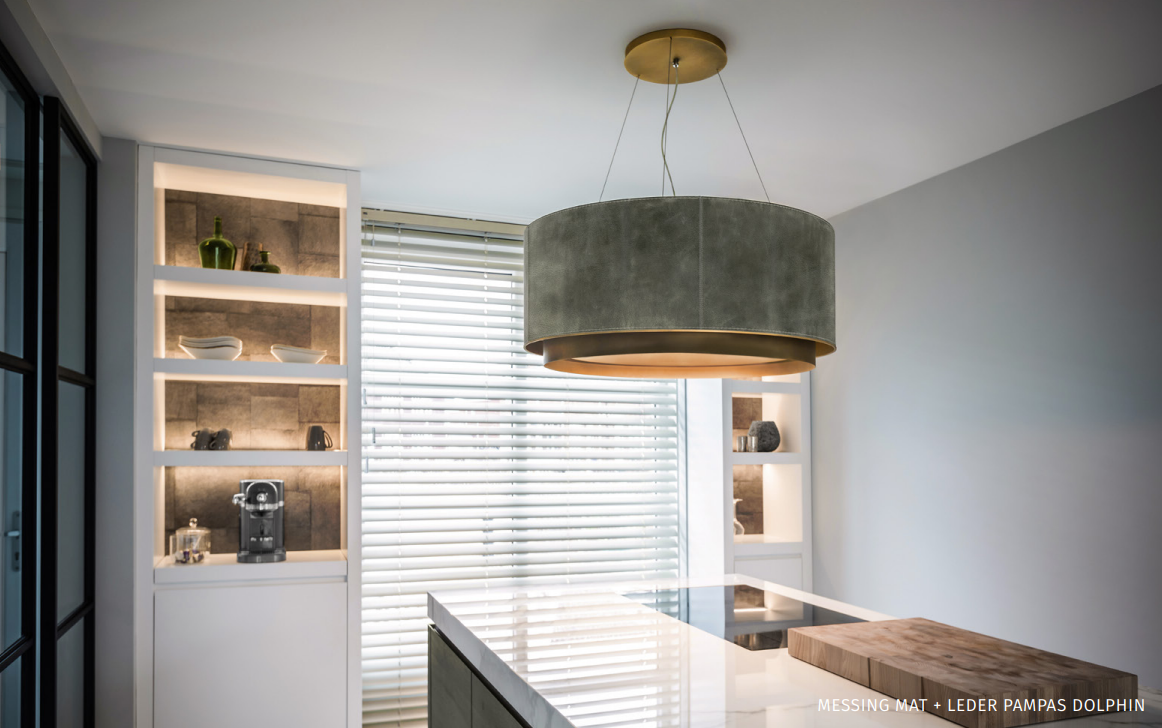 Wave 2630 CIRCO X afzuiglamp boven een kookeiland in een lichte keuken