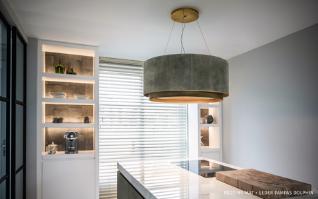 Wave 2630 CIRCO X afzuiglamp boven een kookeiland in een lichte keuken