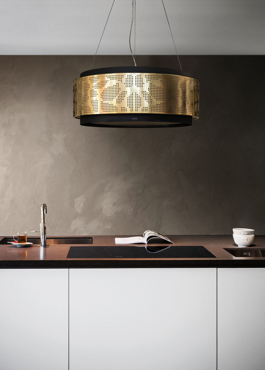 Wave 2680 CLOUD afzuiglamp met messing bekleding boven een keukenblok