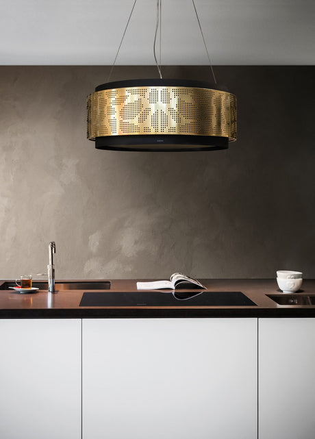 Wave 2680 CLOUD afzuiglamp met messing bekleding boven een keukenblok