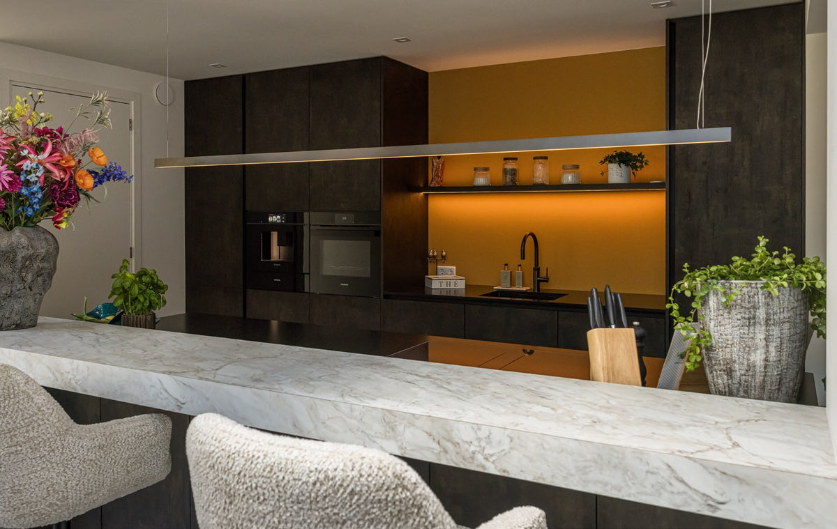 Wave 7229 BAR hanglamp boven een kookeiland