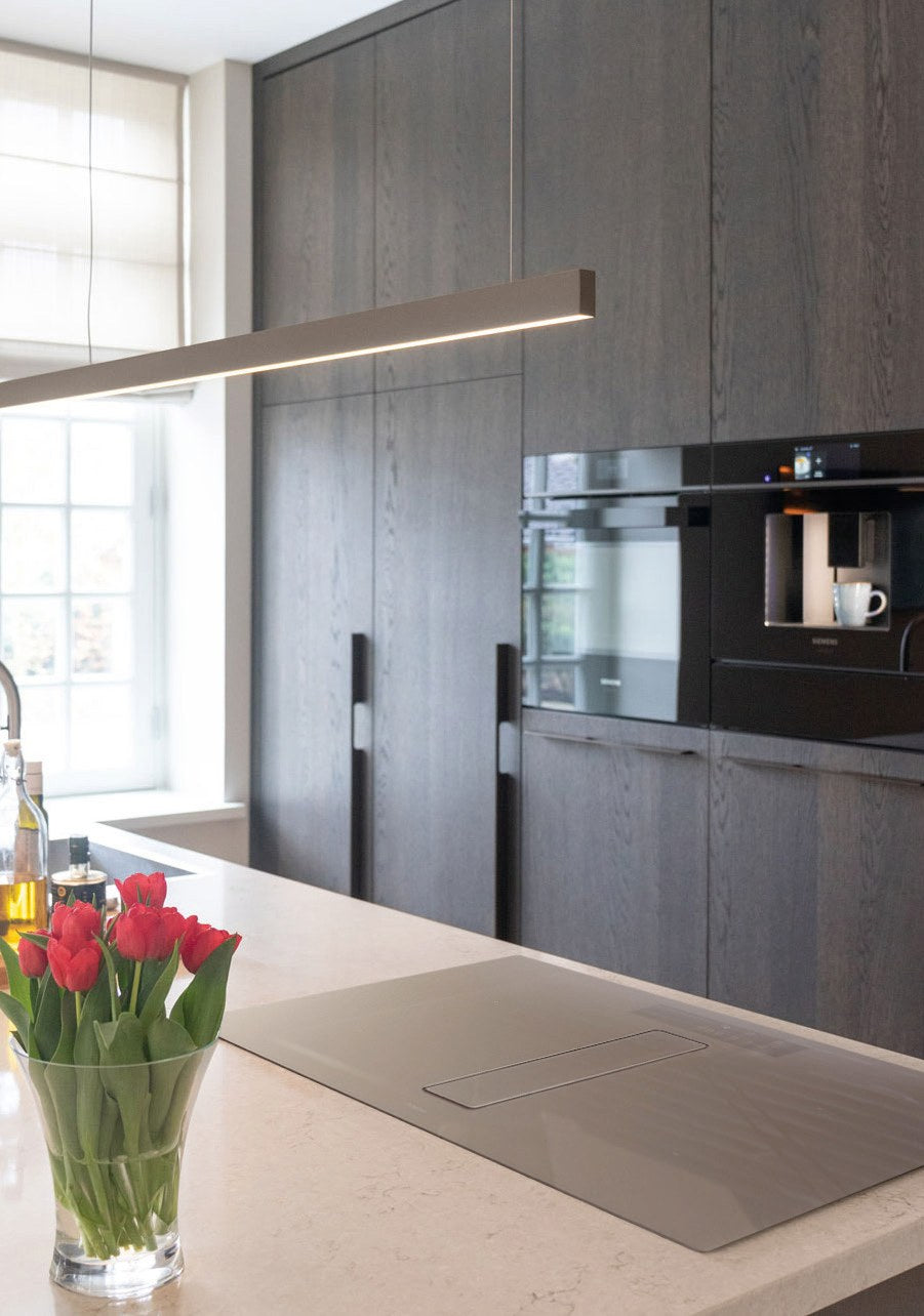 Wave 7229 BAR hanglamp boven een kookeiland met inductiekookplaat