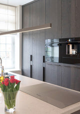 Wave 7229 BAR hanglamp boven een kookeiland met inductiekookplaat