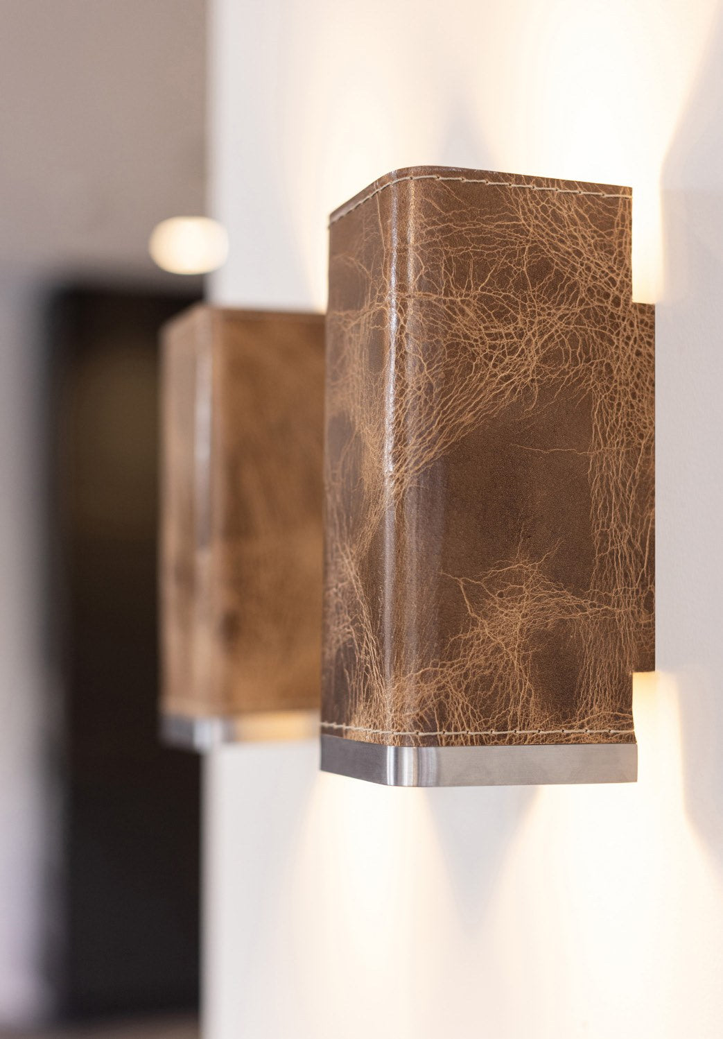 Wave 7611 MOODS wandlamp met lederen bekleding, detail