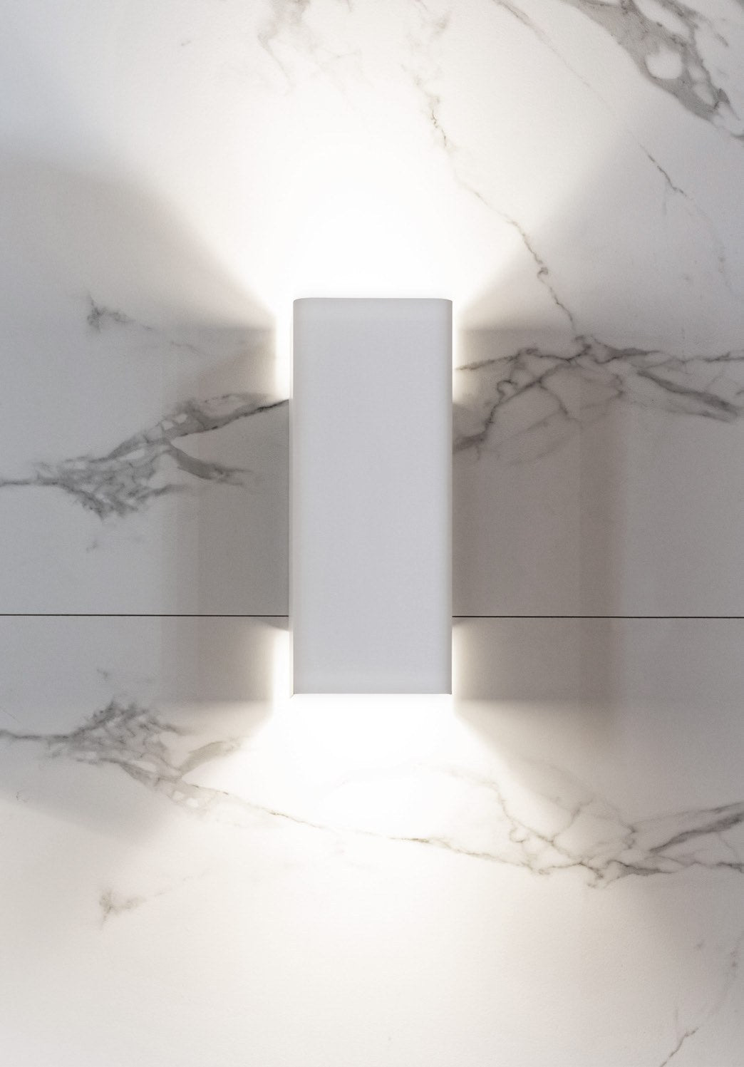 Wave 7611 MOODS wandlamp wit tegen een marmeren wand