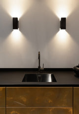 Twee Wave 7611 MOODS wandlampen zwart boven een spoelbak