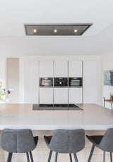 Wave 8231 EDGE plafondunit 120 x 50 cm RVS boven een kookeiland