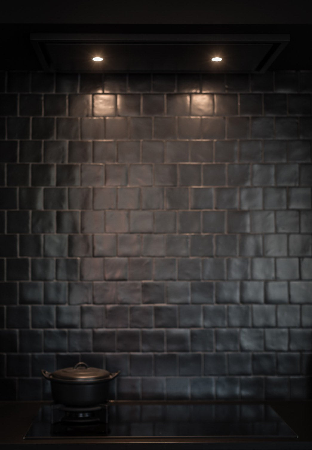 Wave 8231 EDGE plafondunit 90 x 50 cm met LED-spots boven een kookplaat