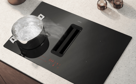 Wave Emerald 4120 anti-kras inductiekookplaat met afzuiging en een pan op de kookzone