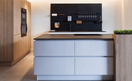 Sfeerbeeld: Wave Peyto 4114 kookplaat met afzuiging (80 cm) in Champagne Gold in een moderne keuken